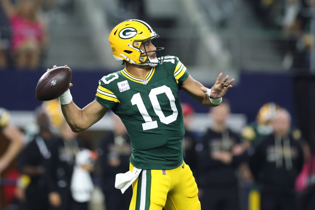 ARLINGTON, TEXAS - SEPTEMBER 28: Jordan Love #10 of the Green Bay Packers passes against the Dallas Cowboys during the first quarter in the game at AT&T Stadium on September 28, 2025 in Arlington, Texas.