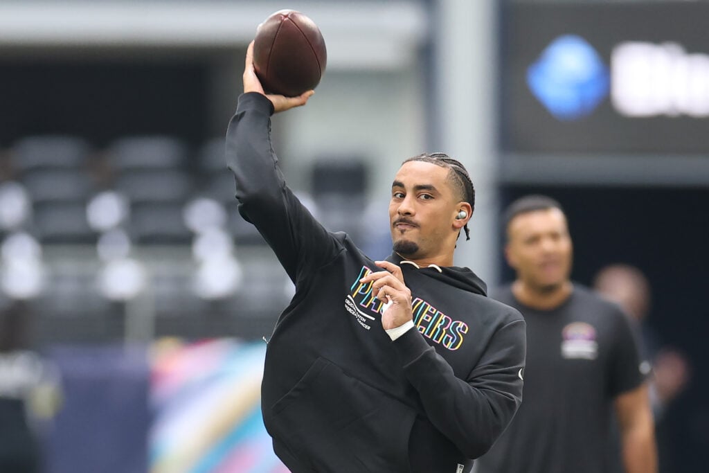 ARLINGTON, TEXAS - SEPTEMBER 28: Jordan Love #10 of the Green Bay Packers warms up against the Dallas Cowboys before the game at AT&T Stadium on September 28, 2025 in Arlington, Texas.